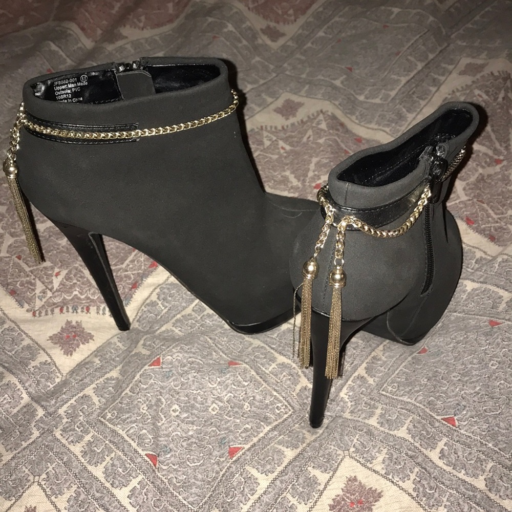 JustFab 6 1/2 Blk platform heels w/ silver chain